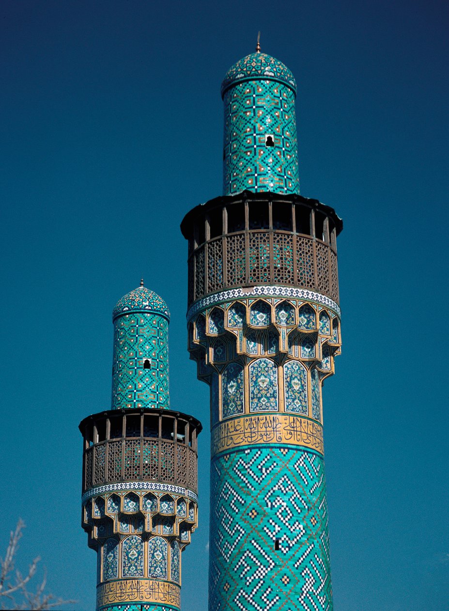 Utsikt over minaretene til Shah-moskeen (også kjent som Imam-moskeen) av Islamic School