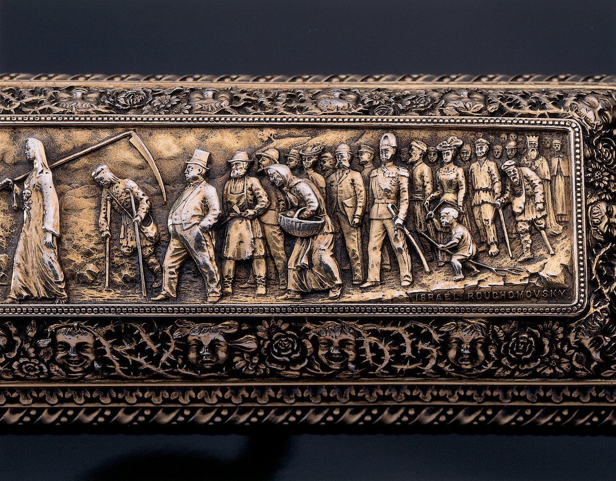 Detalj av et miniatyr menneskeskjelett og sarkofag av Israel Rouchomovsky
