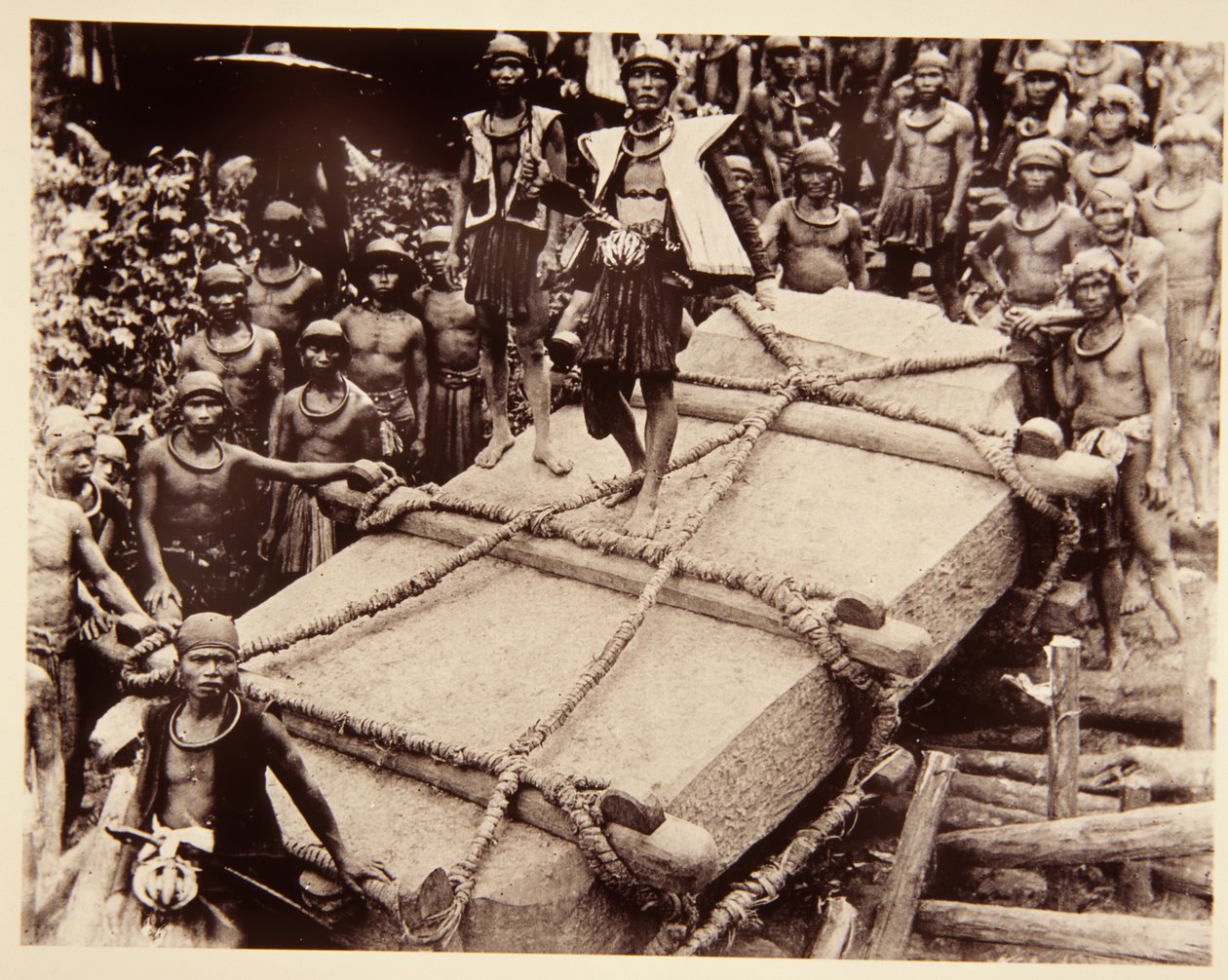 Nias-folk som transporterer en megalitt, ca. 1920 av Italian Photographer