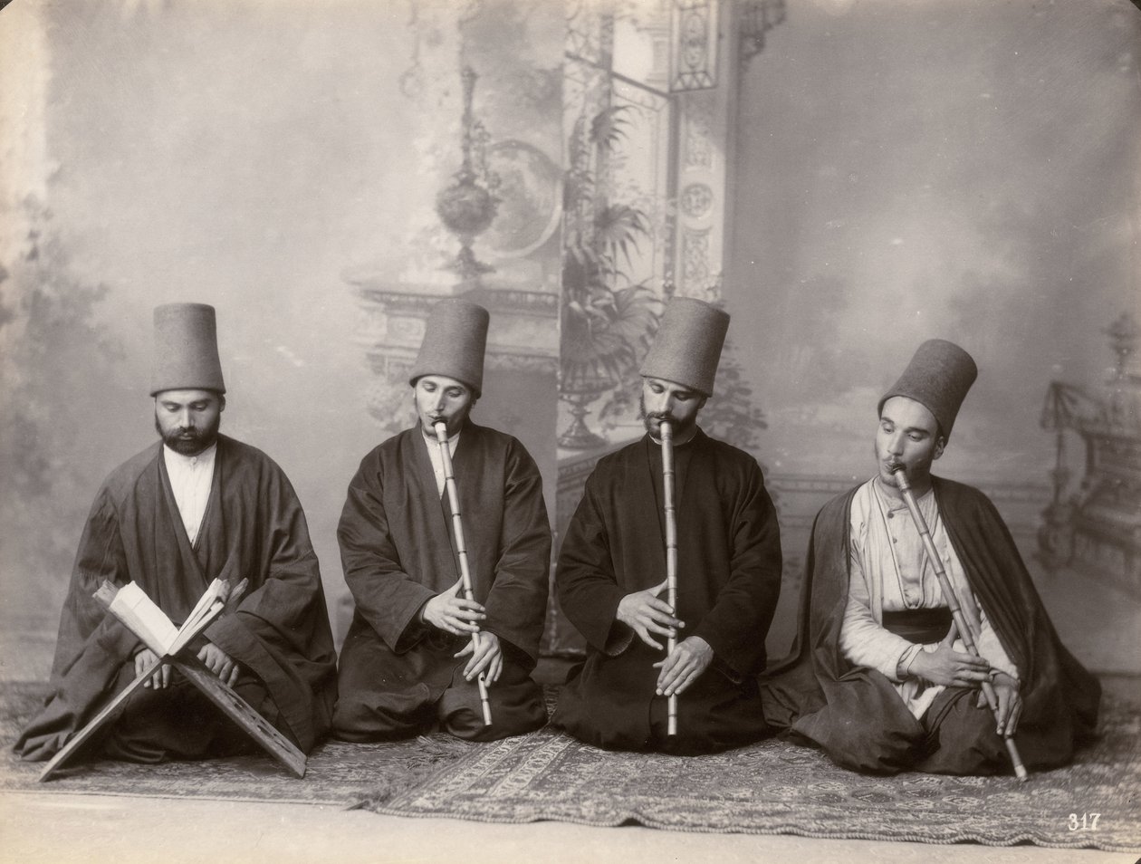 Tre Dervish-musikere og en sanger, Tyrkia, ca. 1890 av Italian Photographer