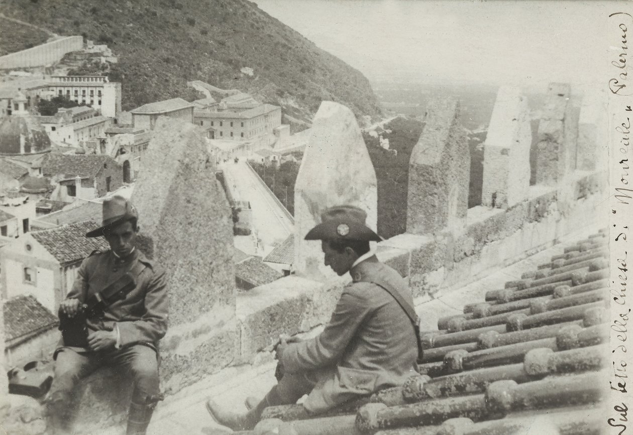 To soldater fotografert på taket av kirken i Monreale, 1910 av Italian Photographer