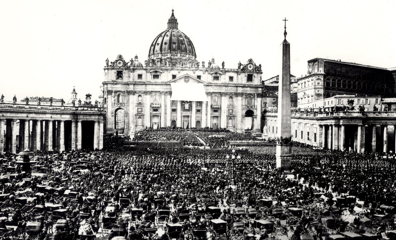 Utsikt over en folkemengde på piazzaen og basilikaen St. Peters, Vatikanet, ca. 1865 av Italian Photographer