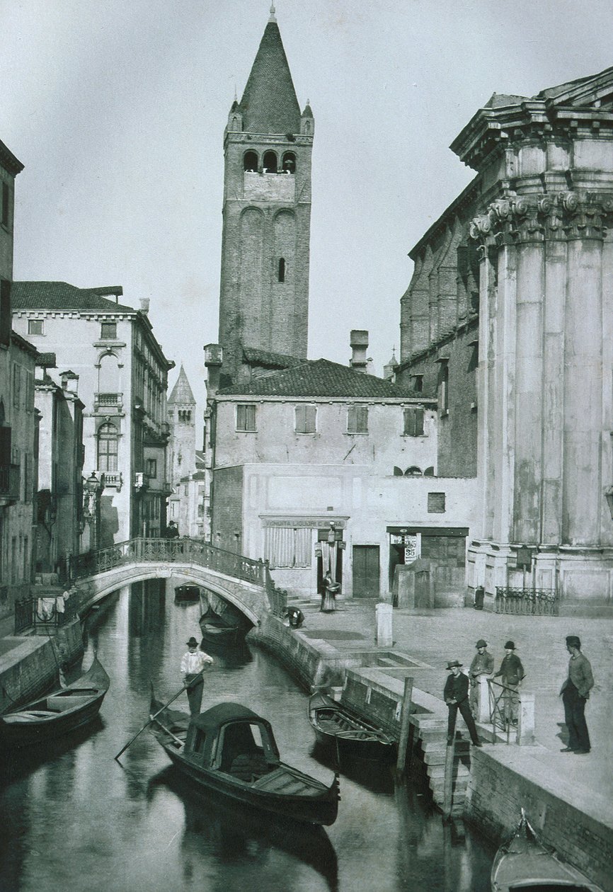 Utsikt over Canale San Barnaba med klokketårnet til San Barnaba-kirken av Italian Photographer