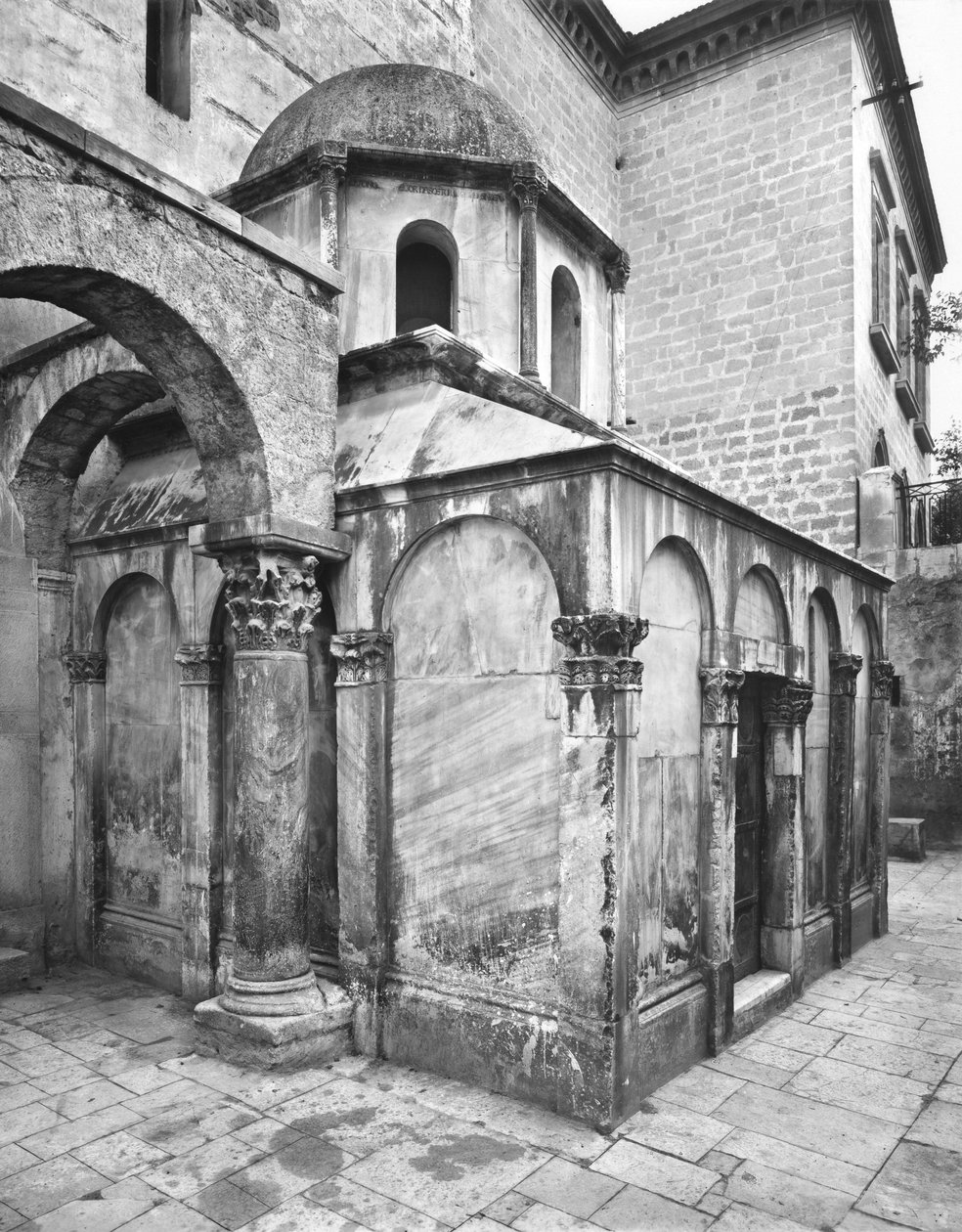Mausoleet til Bohemund I av Hauteville av Italian School