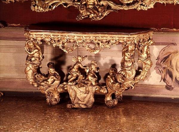 Bord med utskårne kjeruber, rokokkostil, ca. 1730 (forgylt) av Italian School