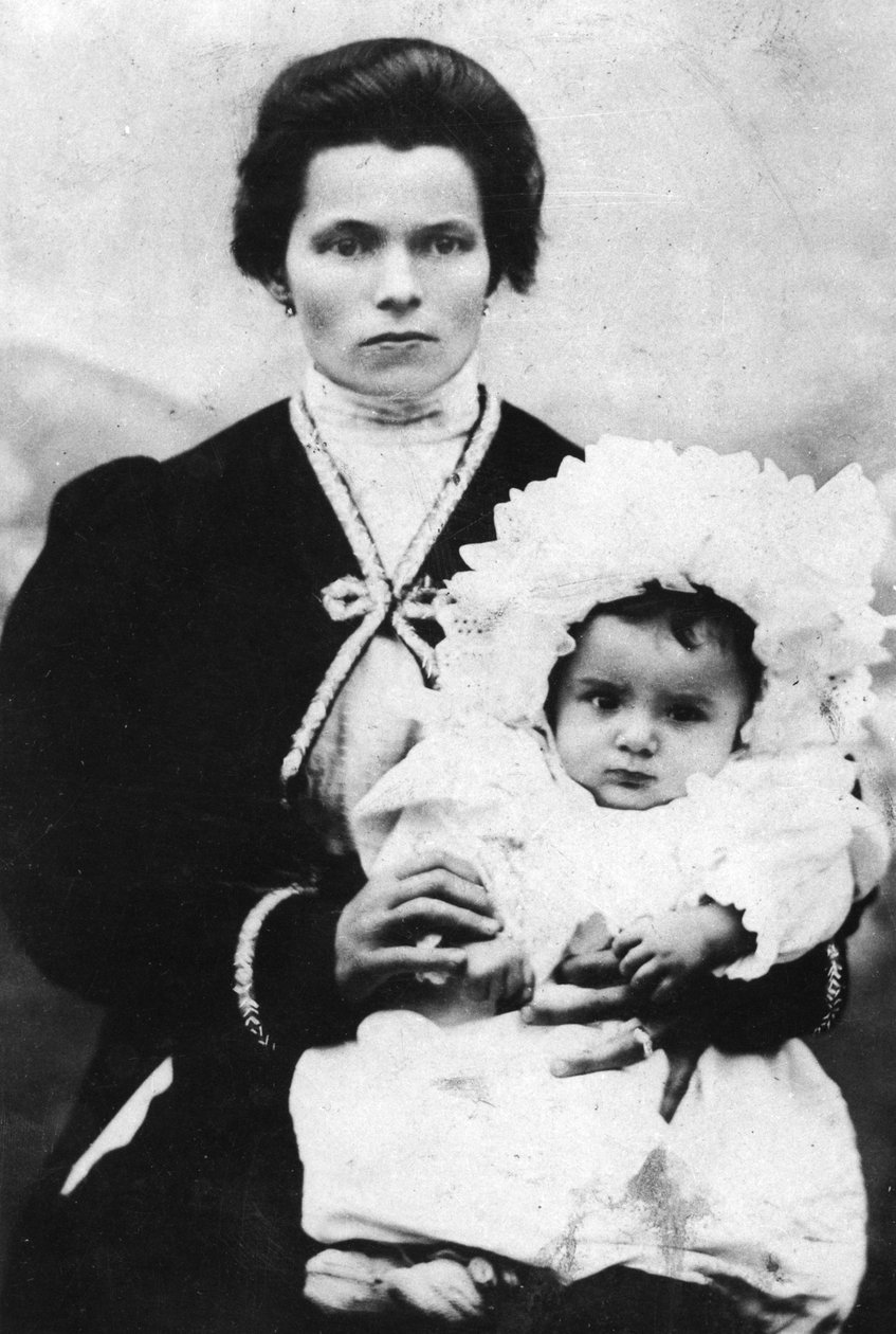 Benito Mussolini som barn med sin mor Rosa Maltoni - 1884 - Benito MUSSOLINI (1883-1945) i armene til sin mor Rosa Maltoni. av Italian Photographer