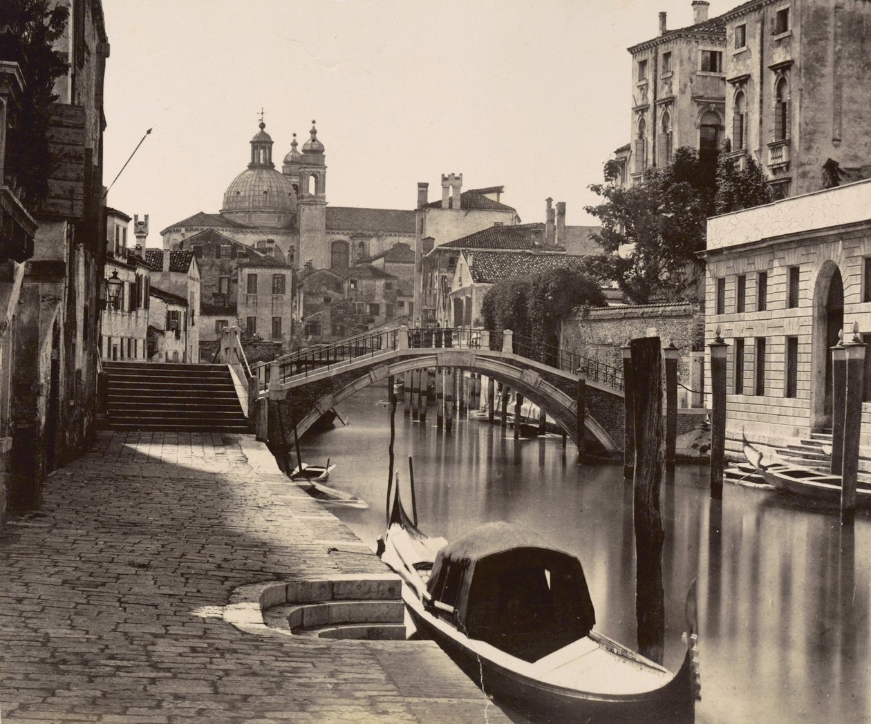 Bro over Rio Ognissanti i Venezia, ca. 1875 av Italian Photographer