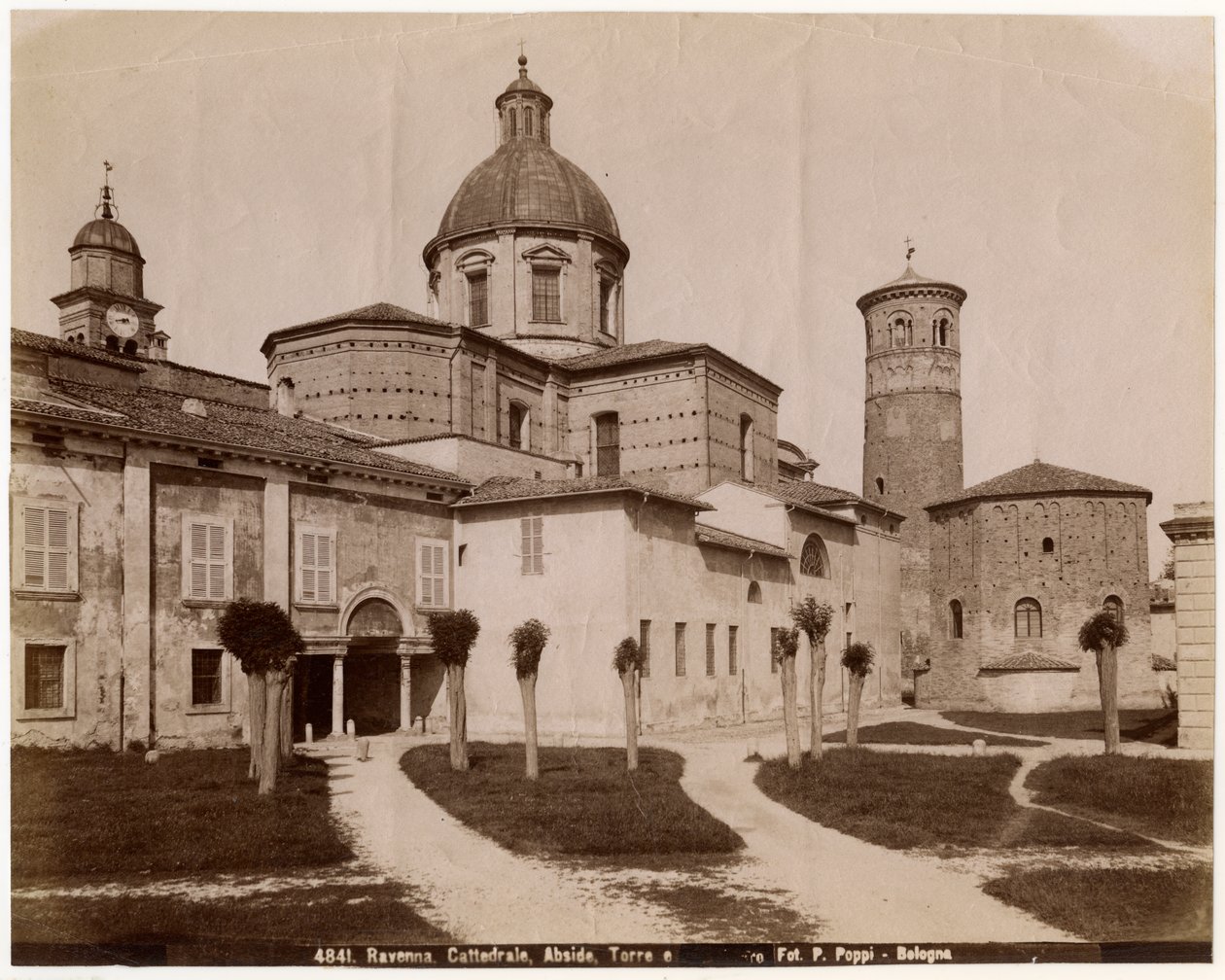 Cathedral of Resurrection of Our Lord Jesus Christ, med dåpskapellet til høyre, Ravenna, Emilia-Romagna, Italia, fotografi av Pietro Poppi, Bologna, ca 1900 av Italian Photographer