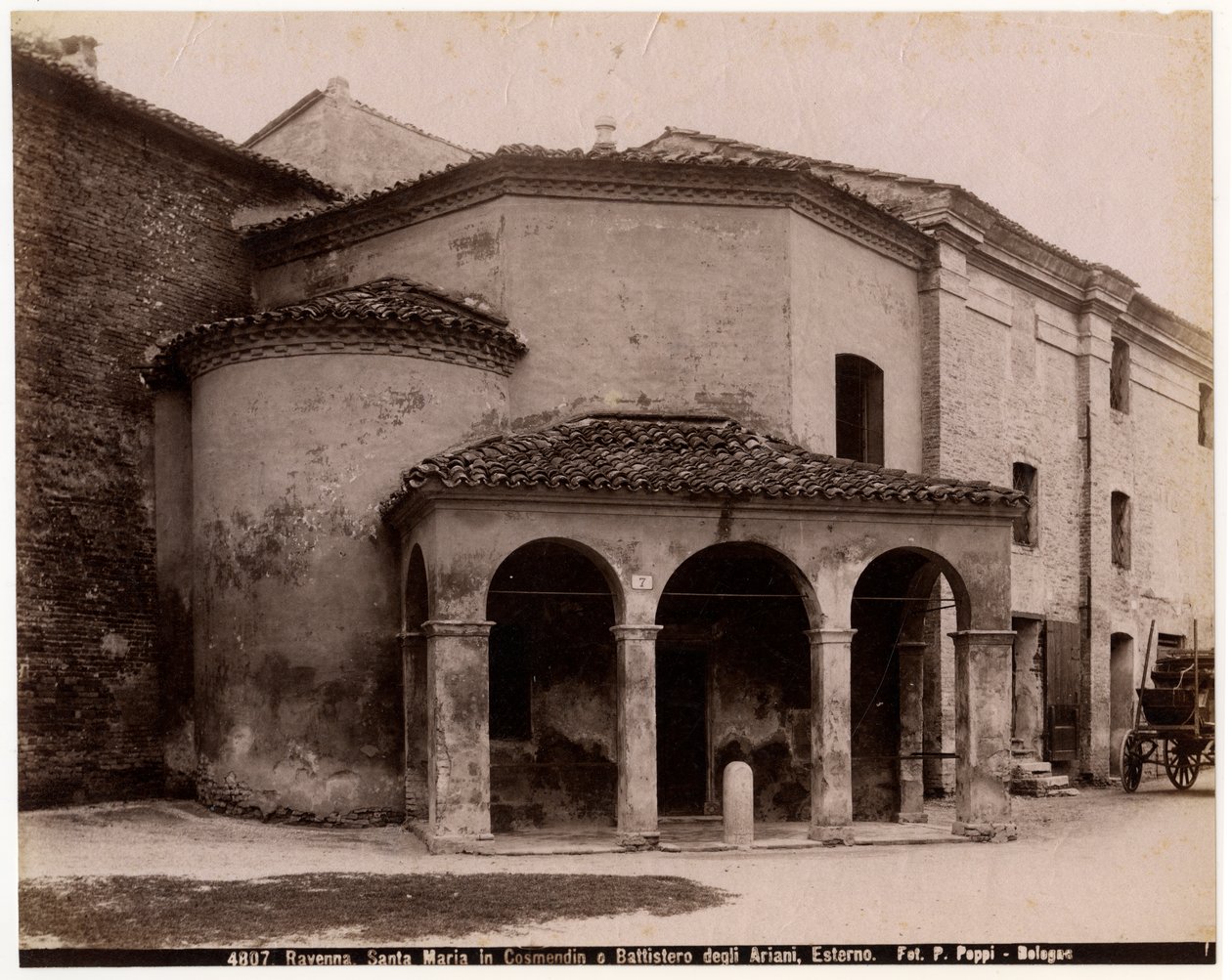 Church of St Mary i Cosmedin eller Baptistery of Arians, Ravenna, Emilia-Romagna, Italia, fotografi av Pietro Poppi, Bologna, ca 1900 av Italian Photographer