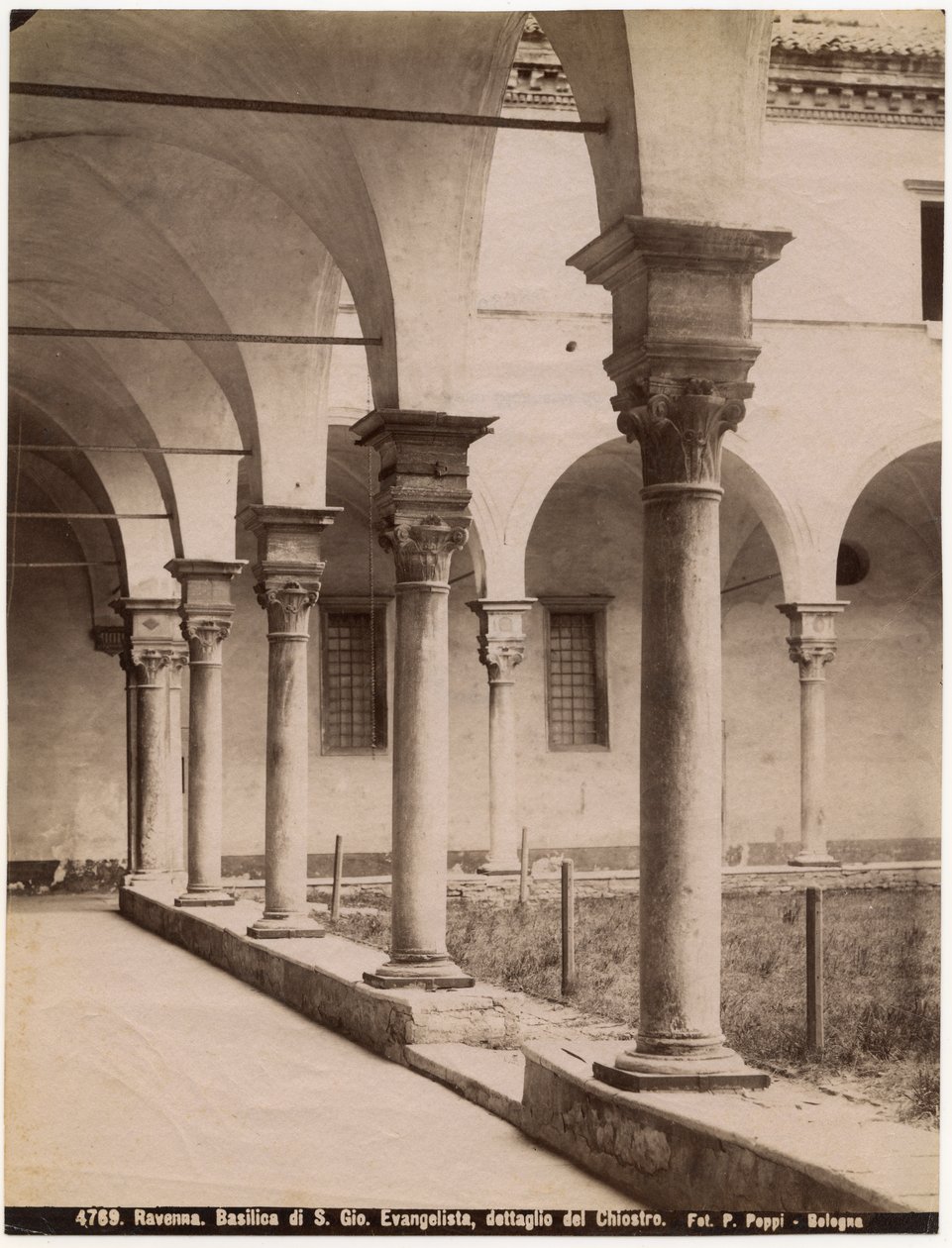 Cloister in Church of St John Evangelist, Ravenna, Emilia-Romagna, Italia, fotografi av Pietro Poppi, Bologna, ca 1900 av Italian Photographer