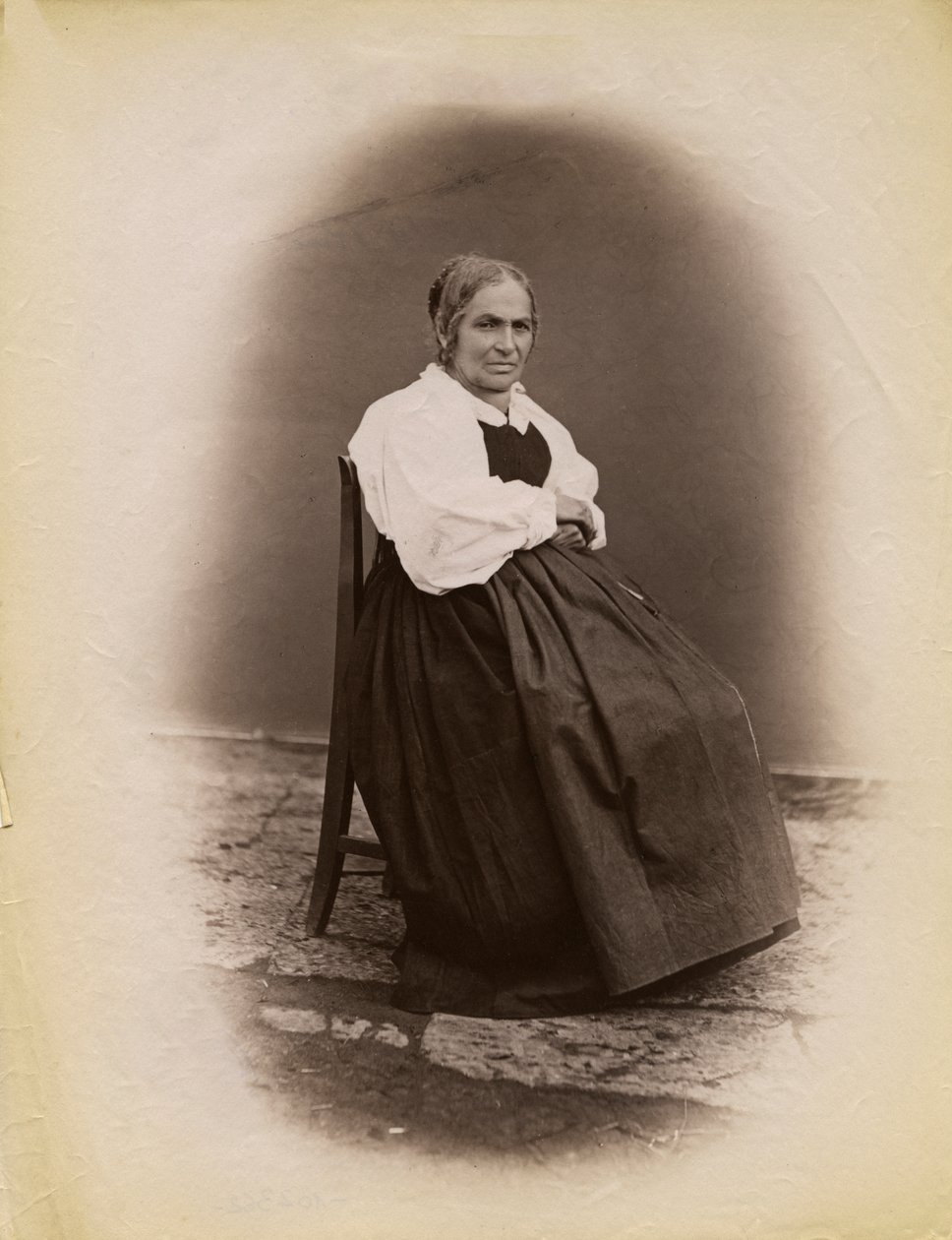 Eldre kvinne sittende på stol, Parre, Lombardia, Italia, fotografi av Premiata Fotografia Taramelli, Bergamo av Italian Photographer