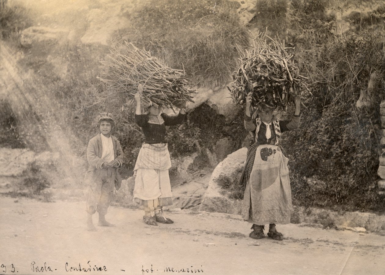 Bønder som bærer vedbunter på hodet, Paola, Calabria, fotografert av Leopoldo Menarini, ca. 1910 av Italian Photographer