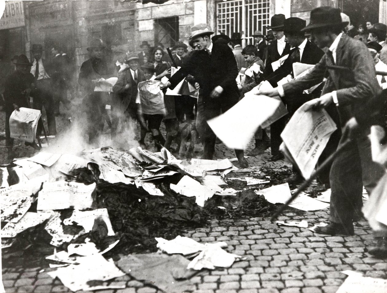 Fascistisk team brenner sosialistiske aviser "Il Paese" etter å ha ødelagt beleiringen av Italian Photographer