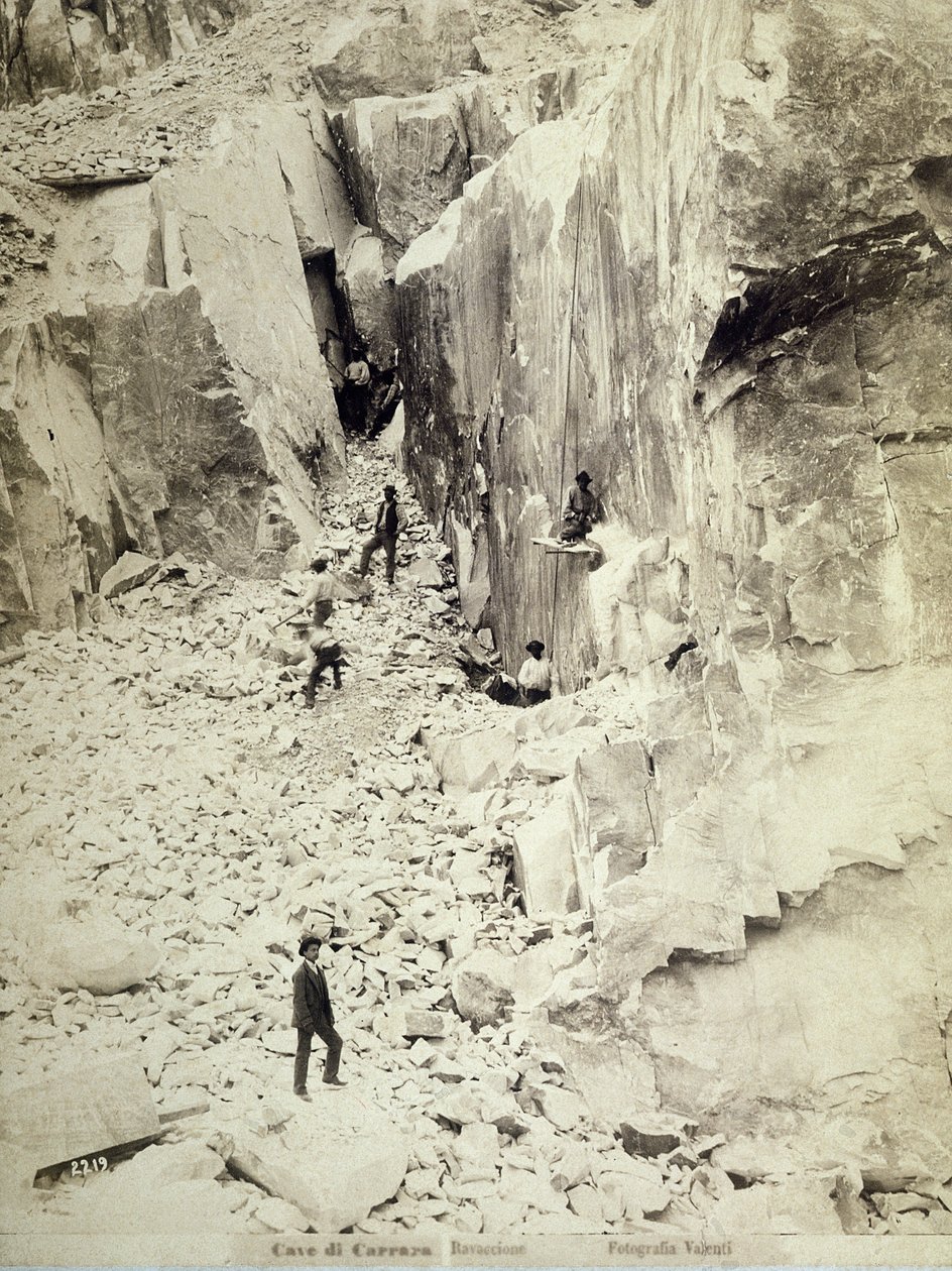 Gruppe av steinbrudd i arbeid i et av steinbruddene i Ravaccione, ca. 1890-1900 av Italian Photographer
