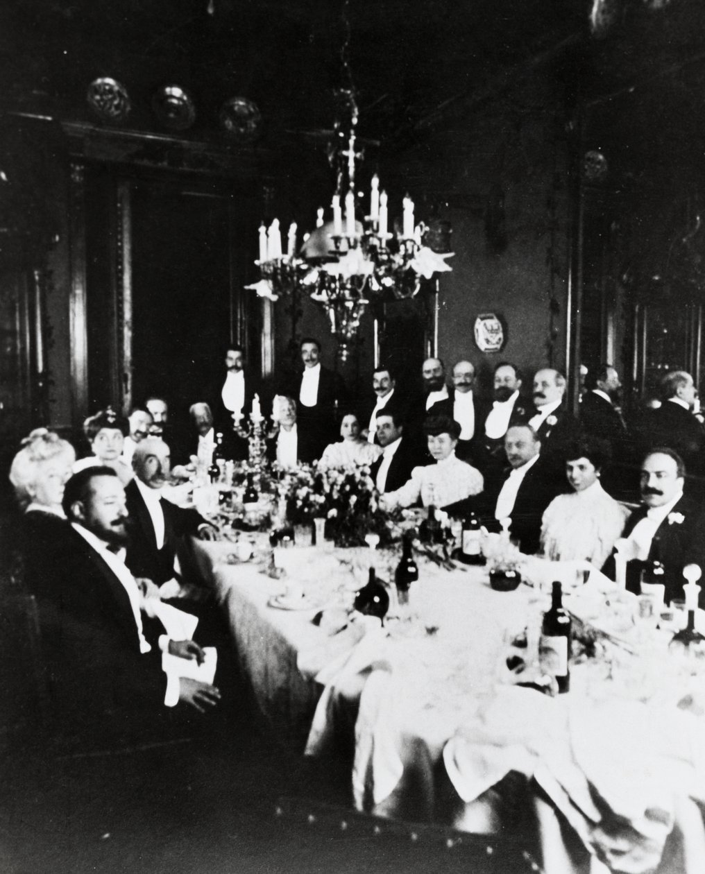 Lunsj på Casa Sonzogno, blant gjestene er det mulig å kjenne igjen Francesco Cilea, Pietro Mascagni, Umberto Giordano, Carlo Romussi, Arturo Colautti, Amintore Galli og Edoardo Sonzogno, Milano av Italian Photographer