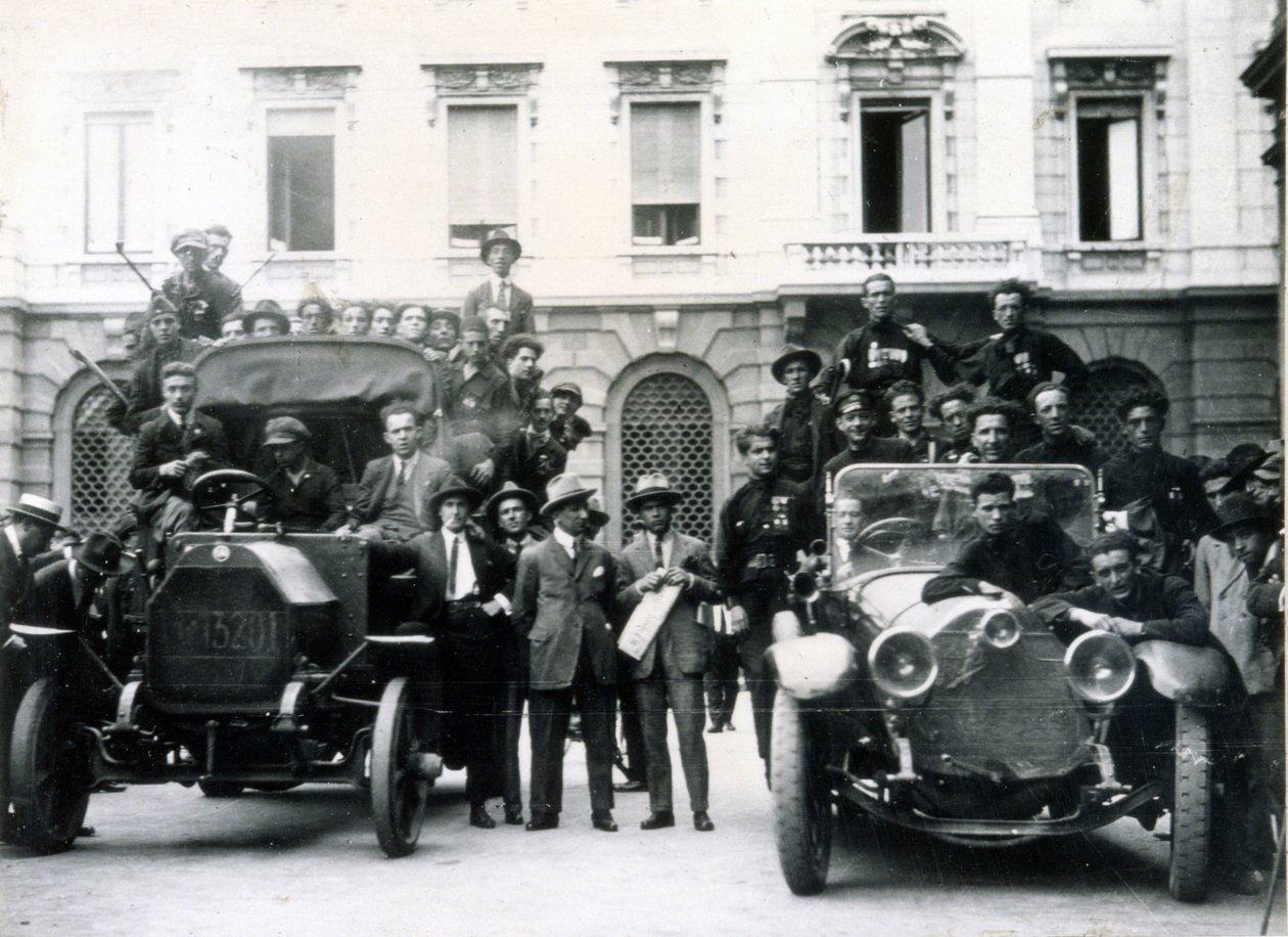 Milano, 3. og 4. august 1922. Fascistenes reaksjon på streiken. Aksjonsteam på Scala-plassen. av Italian Photographer