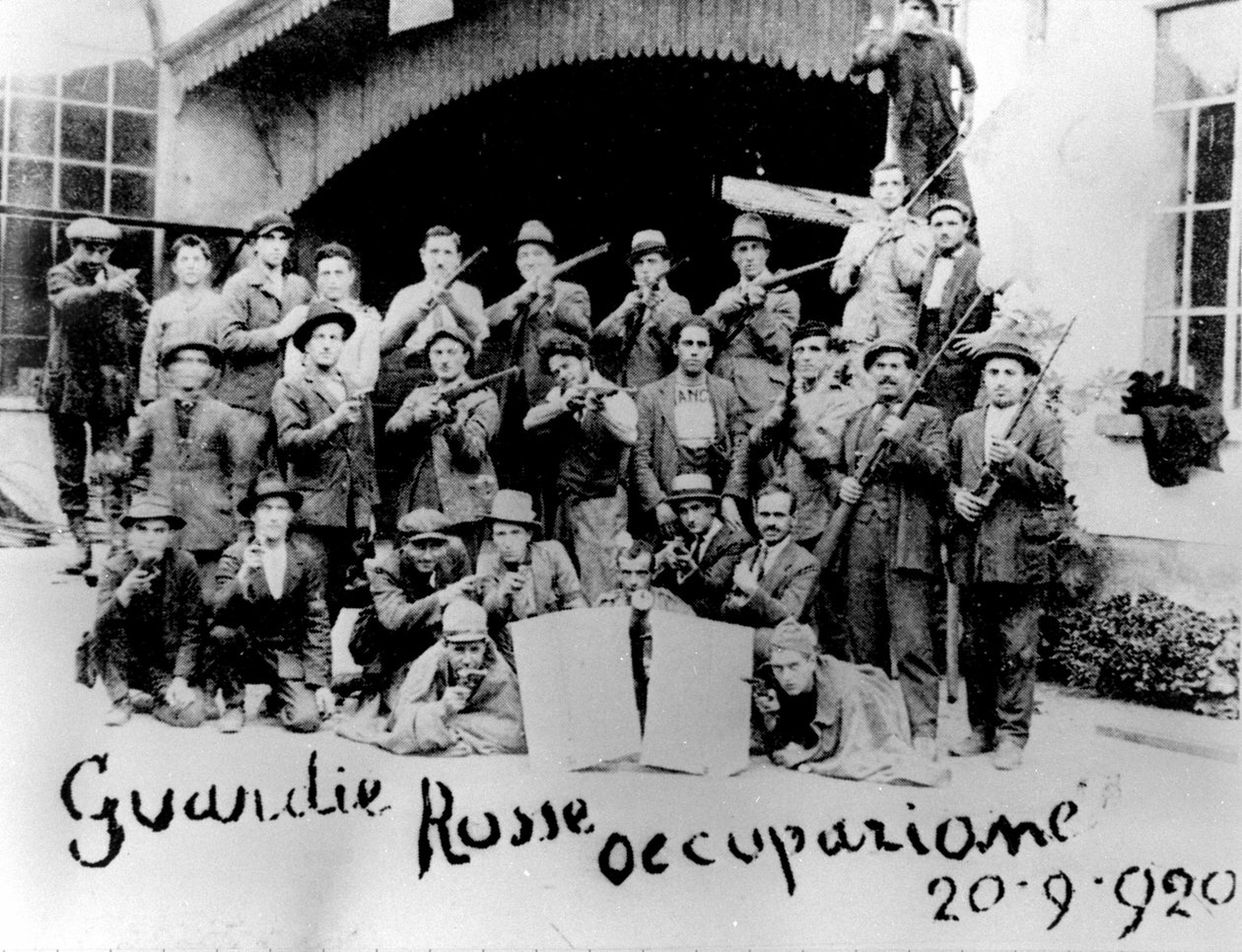 Okkupasjon av en fabrikk av de italienske kommunistene i 1920. av Italian Photographer