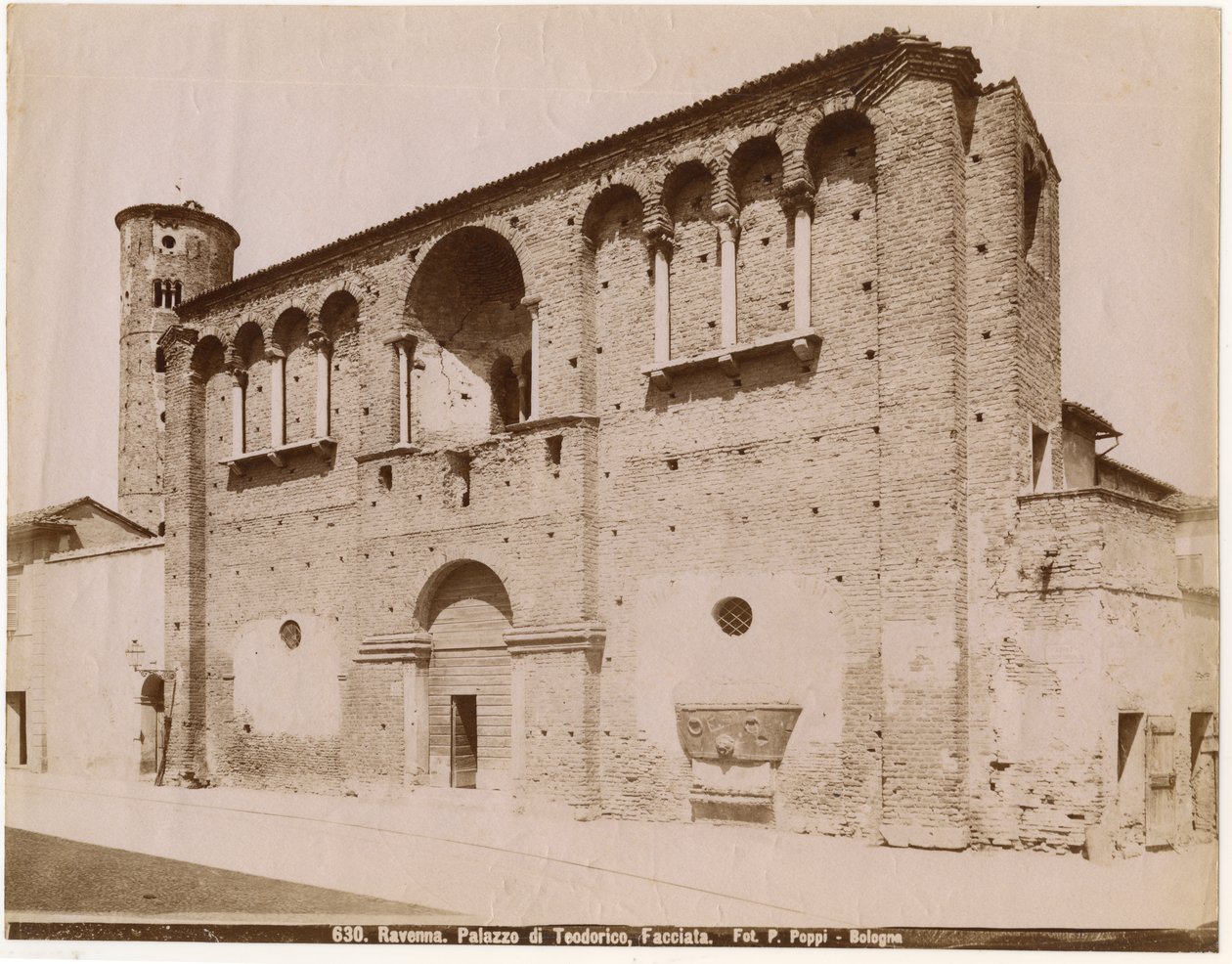 Palace of Theodoric, Ravenna, Emilia-Romagna, Italia, fotografi av Pietro Poppi, Bologna, ca 1900 av Italian Photographer