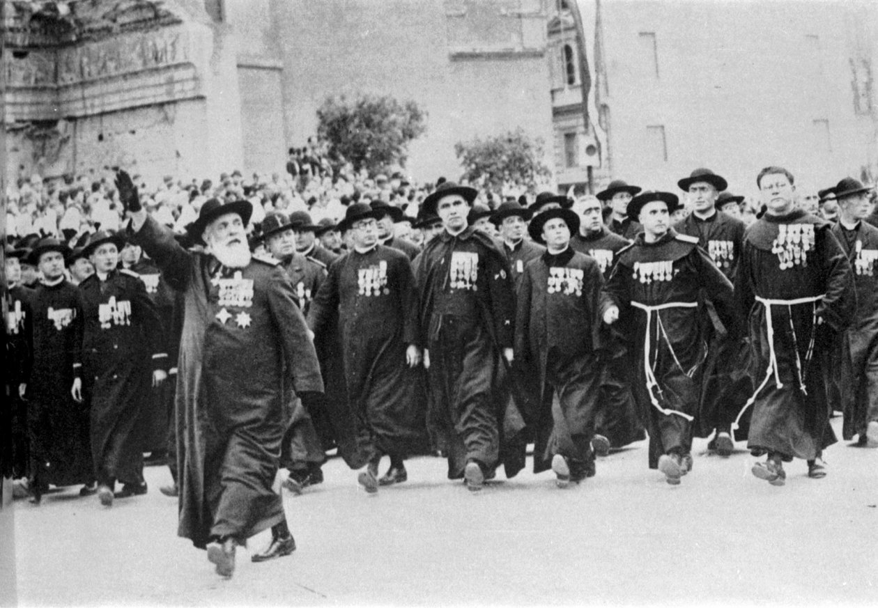 Parade i Roma i 1931, innledet av det kirkelige organet. av Italian Photographer