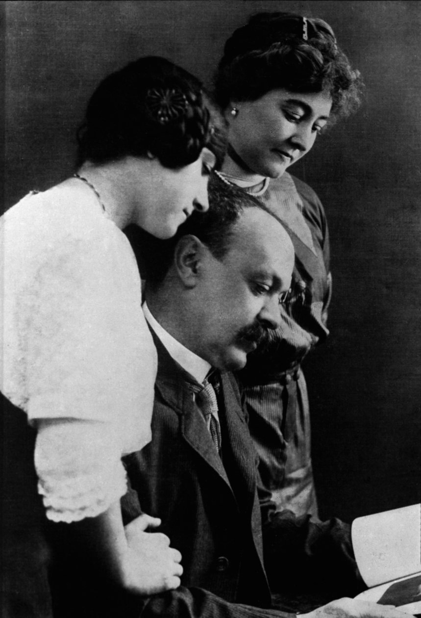 Portrett av Italo Svevo, italiensk forfatter (1861-1928) med sin kone og datter. av Italian Photographer