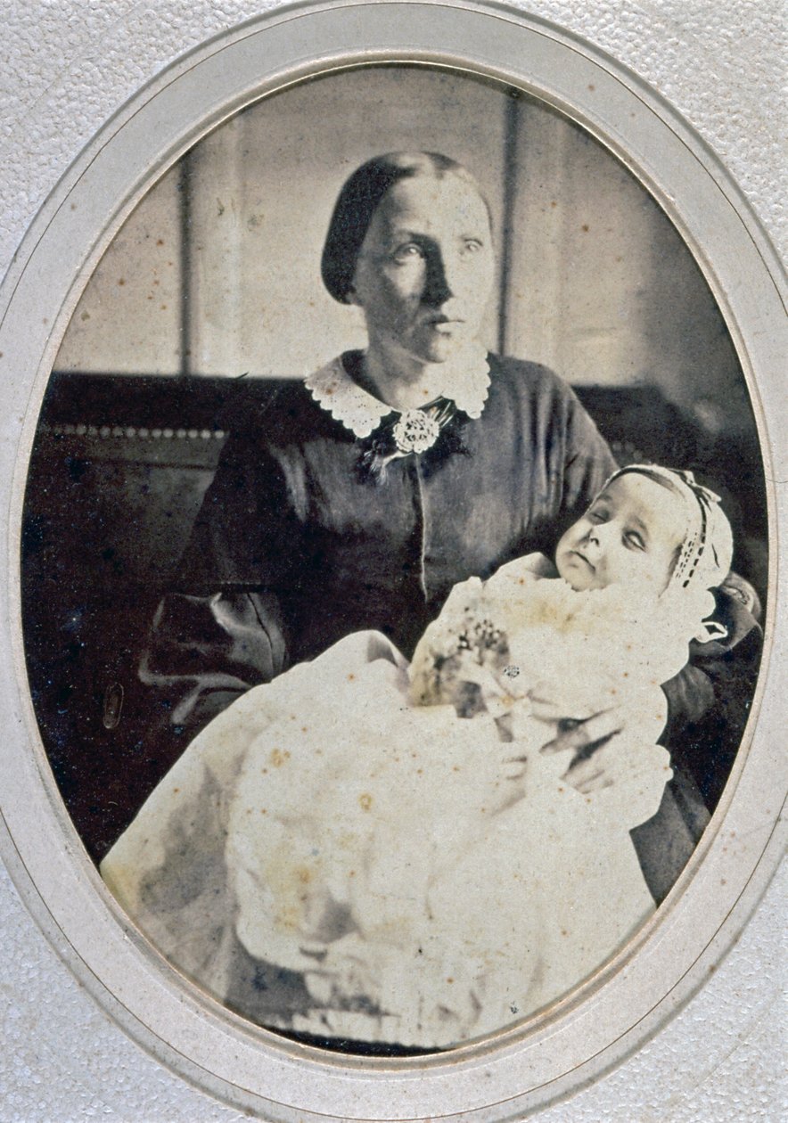 Post mortem-portrett av en liten jente holdt av moren, ca. 1855 (s/hvitt-bilde) av Italian Photographer