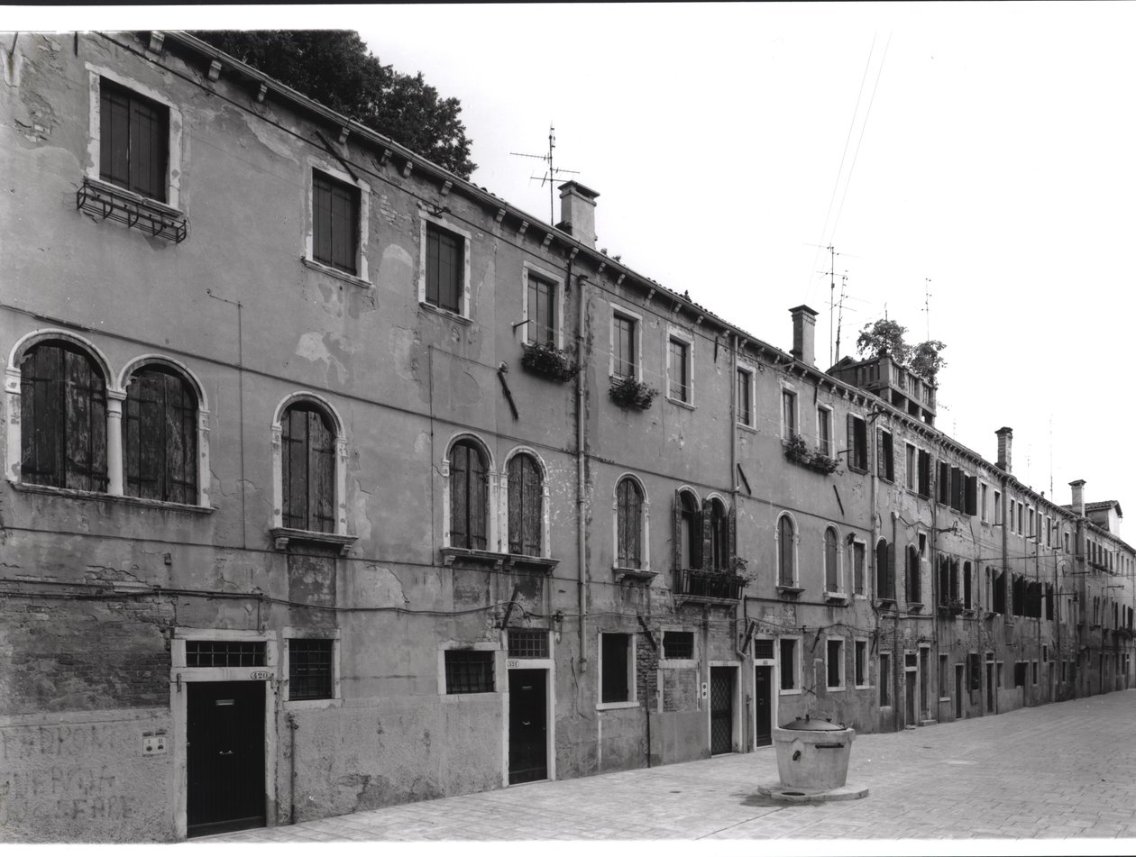 Rekke med hus på Calle Riello, Venezia av Italian Photographer