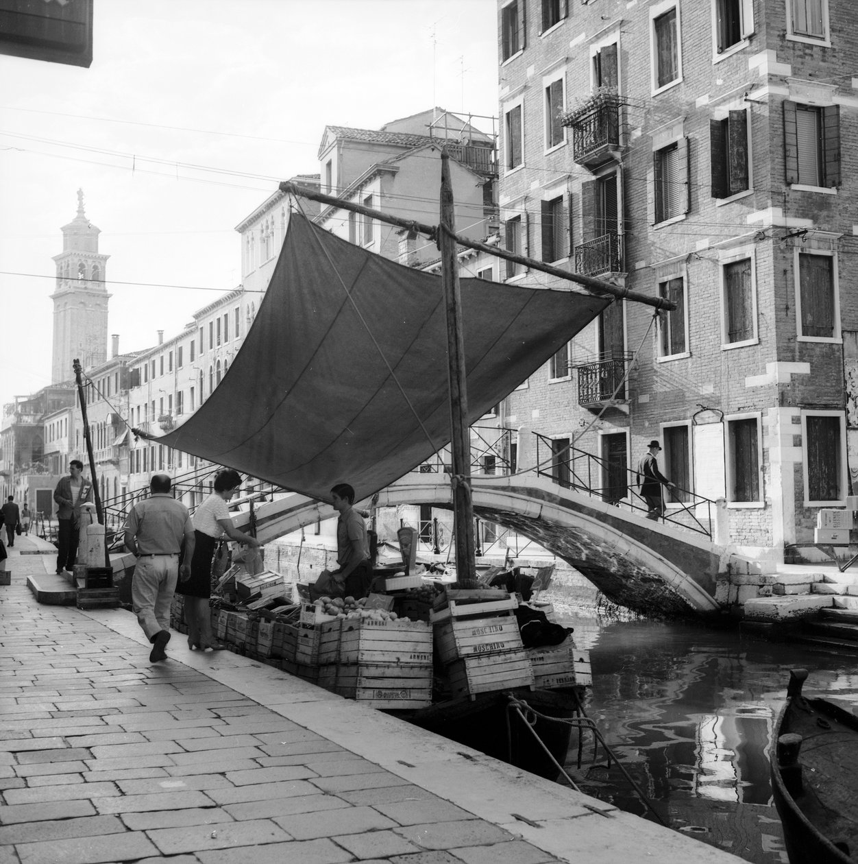 Salg av frukt og grønnsaker om bord i en båt i en kanal, Venezia av Italian Photographer