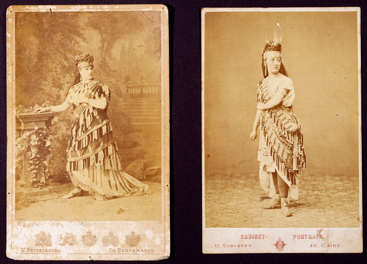 Teresa Stolz og Antonietta Pozzoni har på seg kostyme for Aida (gelatinsølvtrykk) av Italian Photographer
