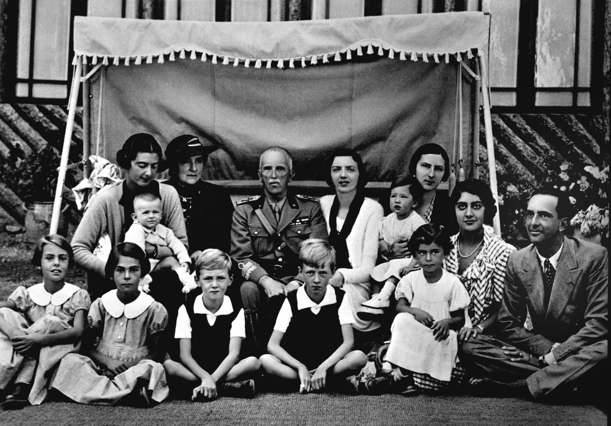 Den italienske kongefamilien. I sentrum Victor Emmanuel III (Vittorio Emanuele). Blant barna som sitter, den 3. fra venstre er prins Victor Emmanuel (Victor-Emmanuel) (Vittorio Emanuele), den siste til høyre hans far Humbert II (Umberto II). 19 av Italian Photographer
