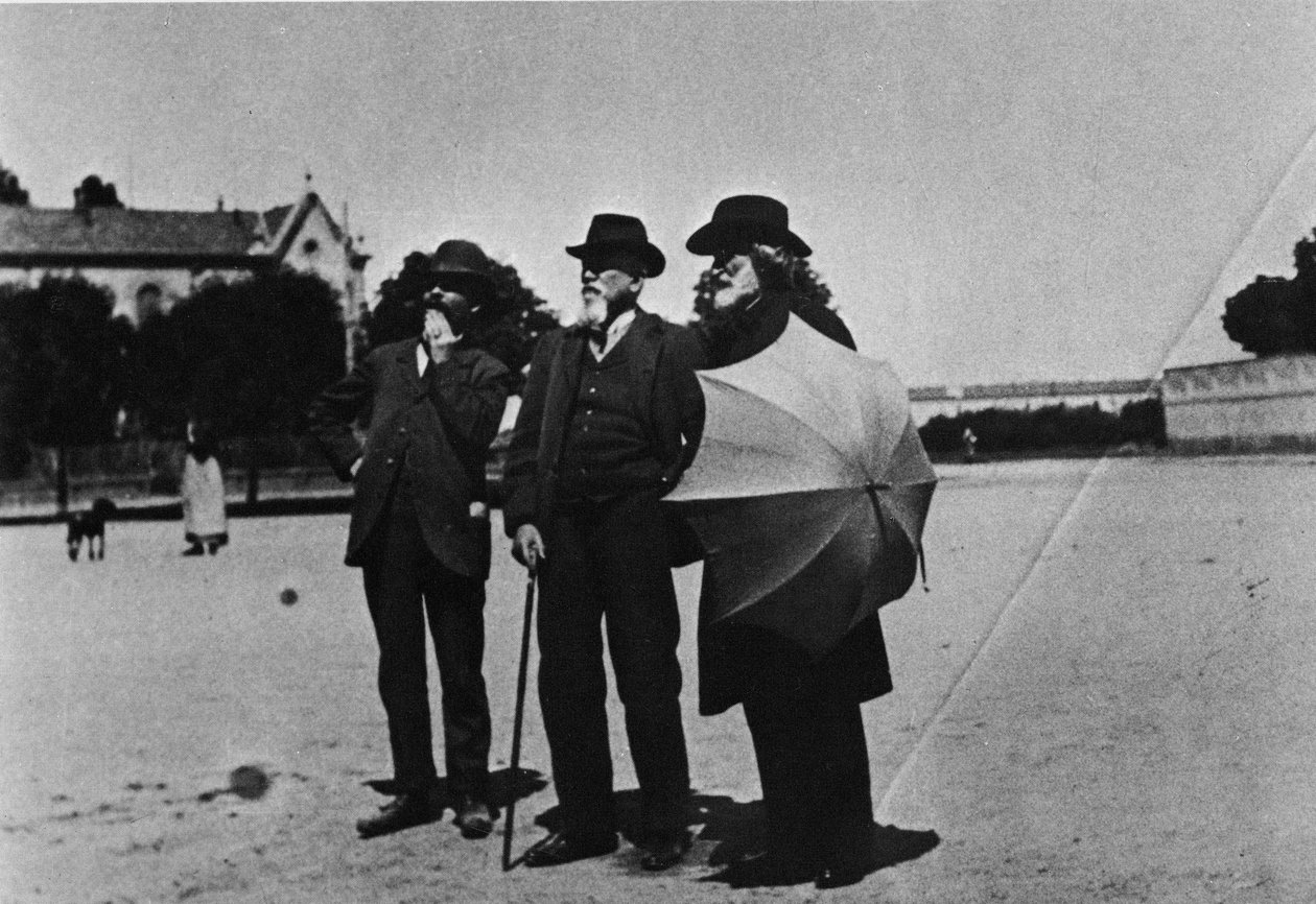 Komponisten Giuseppe Verdi (1813-1901), arkitekten Camillo Boito (1836-1914) og Noseda under besøket av verkene til hvilehuset for komponister (Casa di Riposo per Musicisti) rundt 1898 på Buonarroti-plassen i Milano. av Italian Photographer