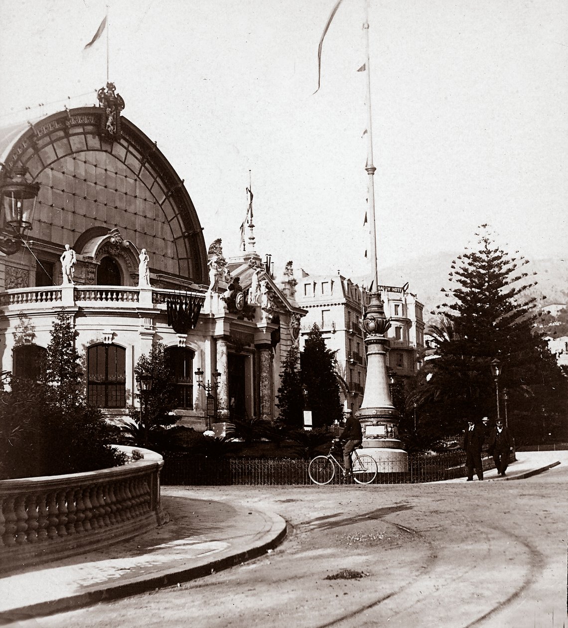 Inngangen til Fine Arts Exposition i Montecarlo, i 1898, 25/02/1898 (s/hv-bilde) av Italian Photographer