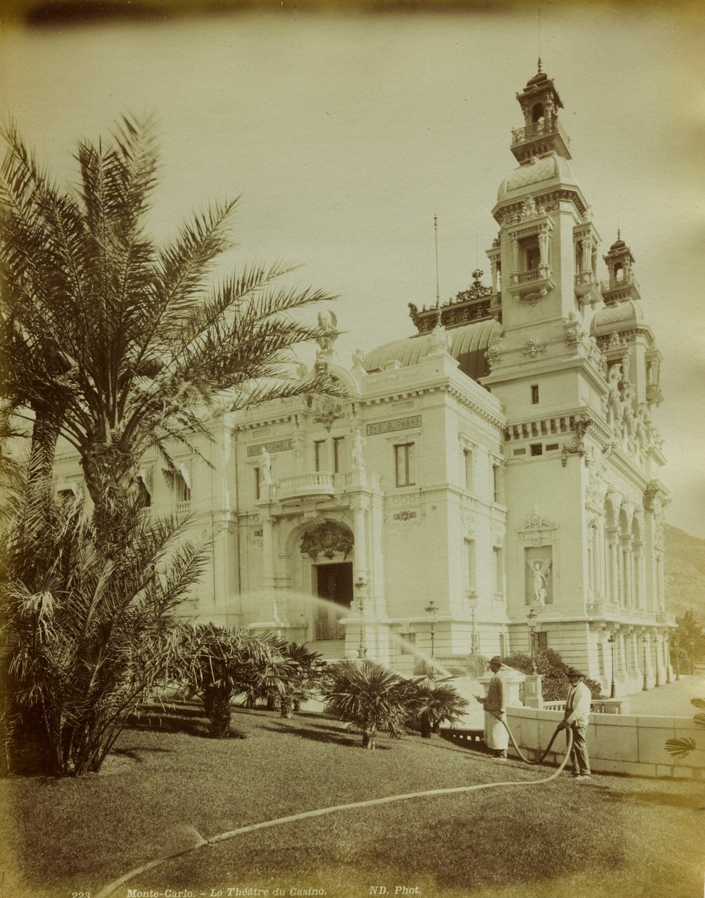 Teateret annektert til kasinoet i Montecarlo. I forgrunnen utsikt over hagen utsmykket med palmer av Italian Photographer