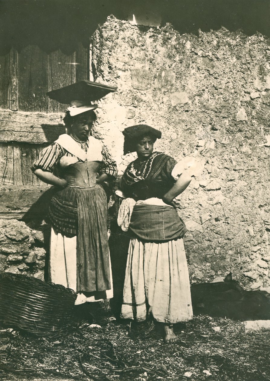 To bønder fra den romerske landsbygda iført tradisjonelle klær, Italia, ca. 1910 av Italian Photographer