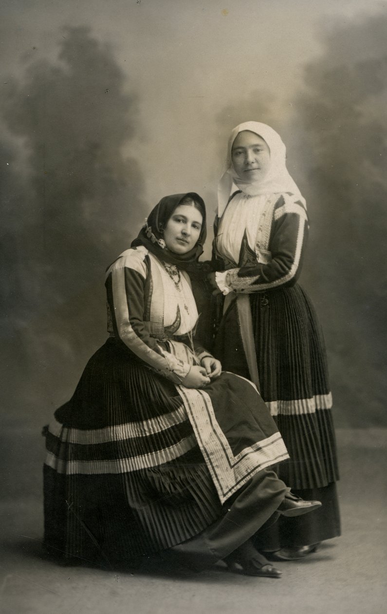 To kvinner i tradisjonelle drakter, Fonni, Sardinia, Italia, ca. 1915 av Italian Photographer