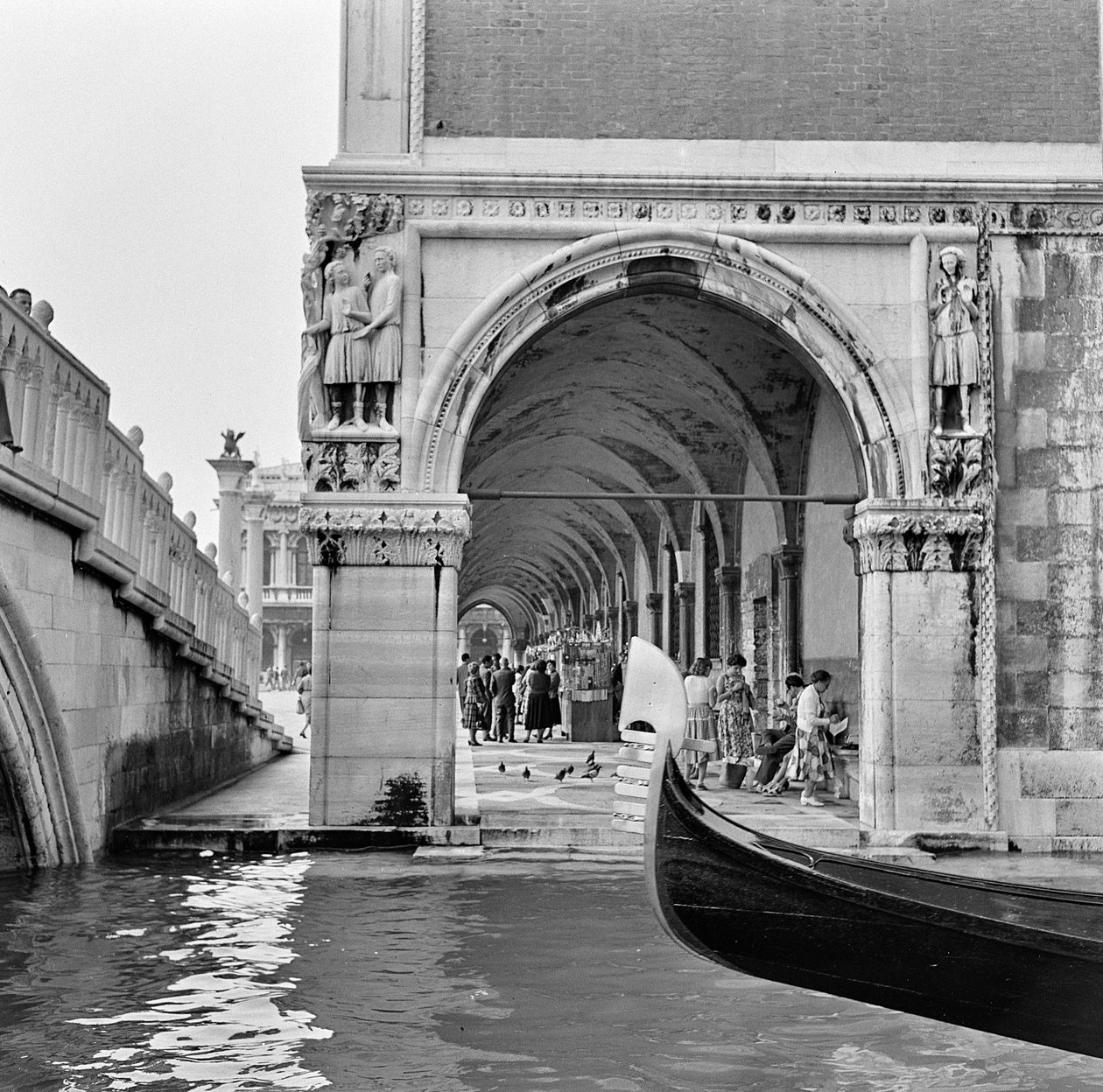 Venetiansk scene, ca. 1960 (s/hvitt-bilde) av Italian Photographer