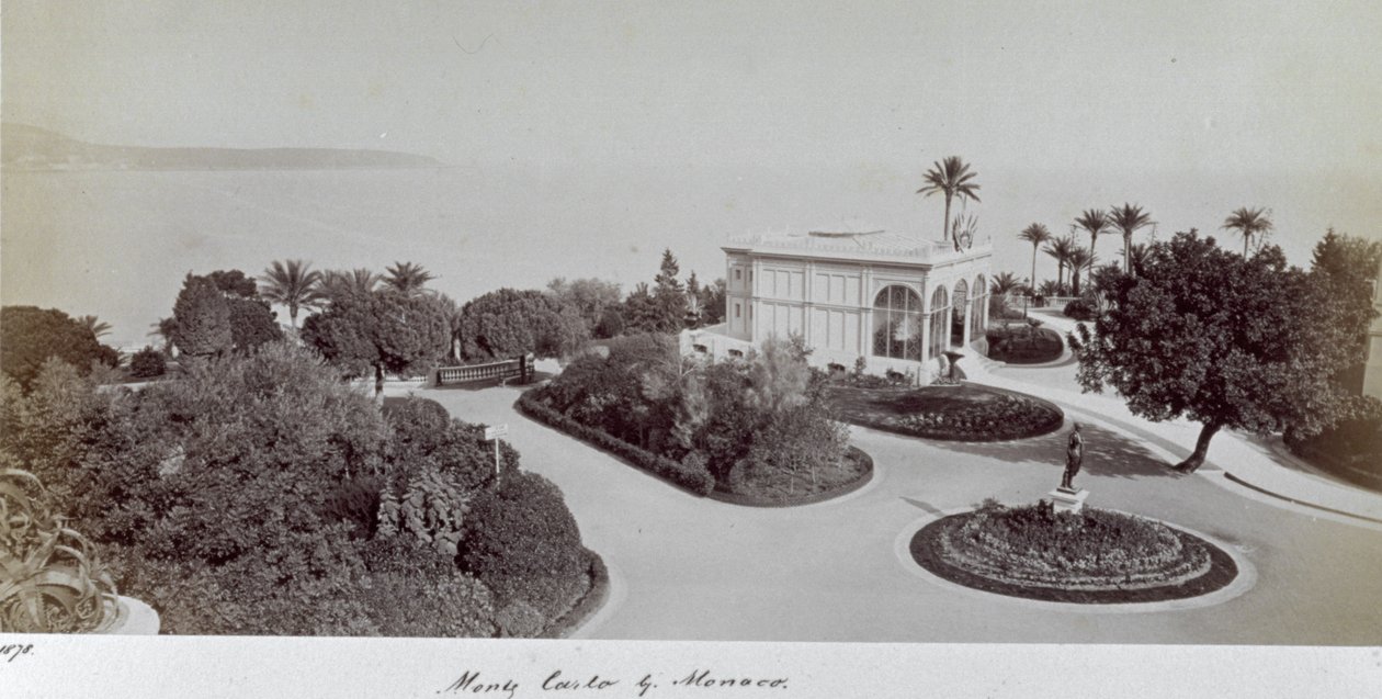 Utsikt over en av hagene til Montecarlo, i fyrstedømmet Monaco. I midten av hagen, med utsikt over havet, et lysthus av Italian Photographer