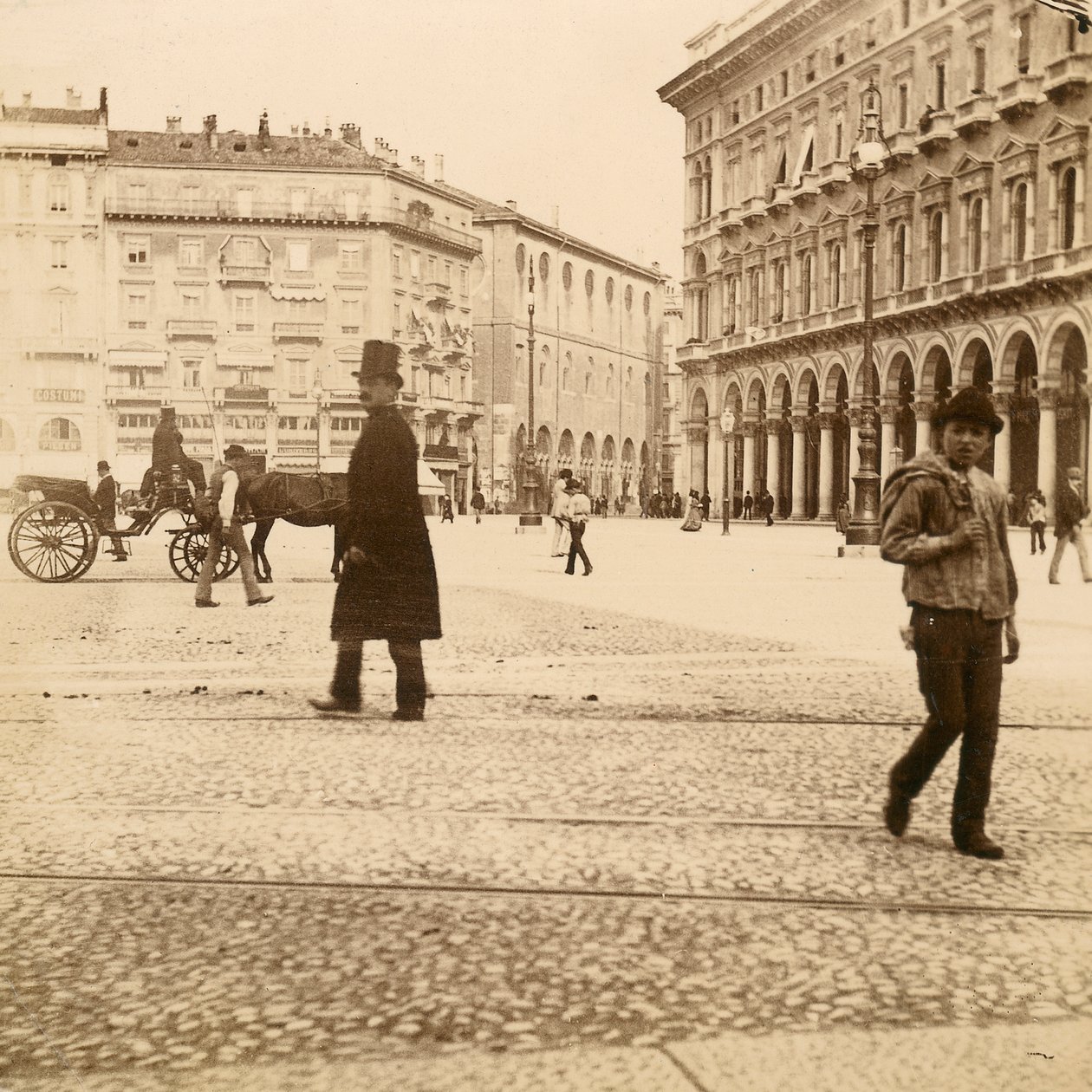 Utsikt over Piazza del Duomo, Milano, 1873 av Italian Photographer