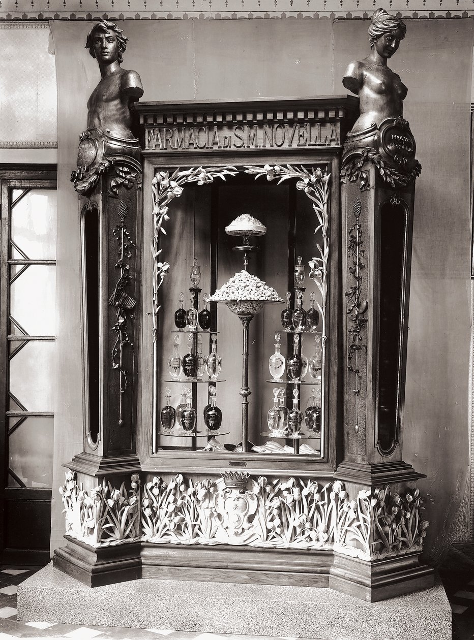Vitrine, Officina Profumo, Pharmaceuticals of Santa Maria Novella, Firenze, Italia av Italian Photographer