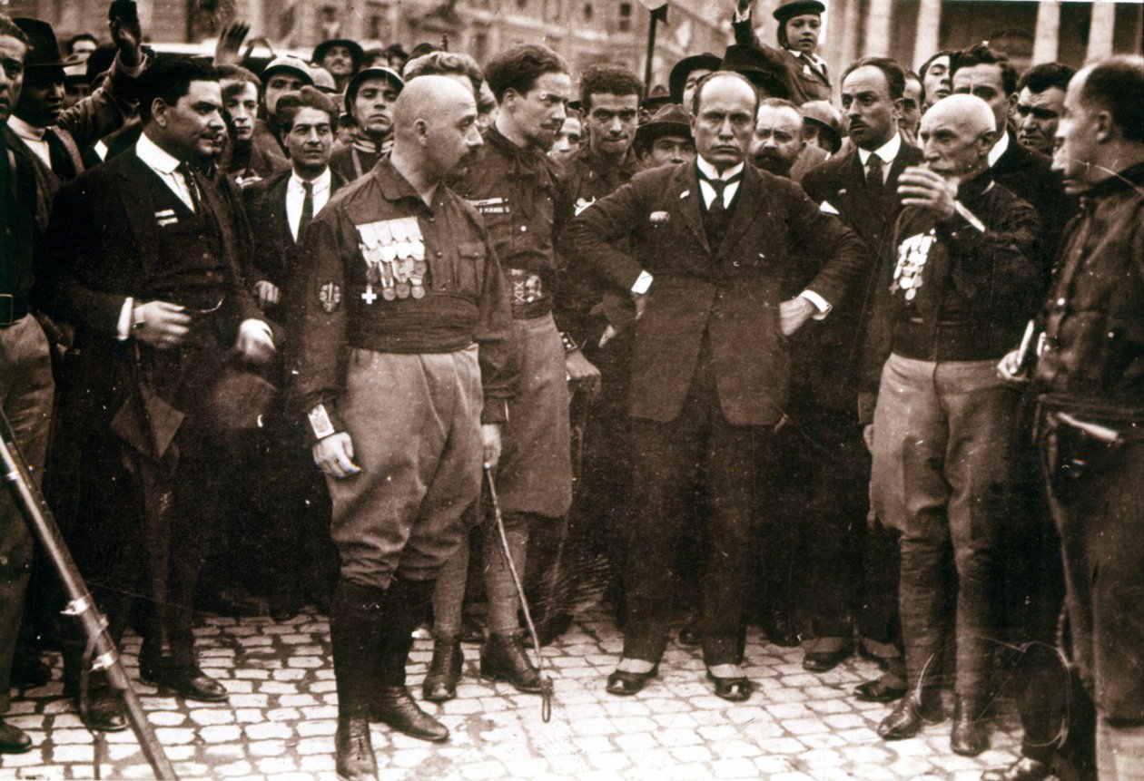 Gå på Roma, Mussolini og svarte skjorter i 1922. av Italian Photographer