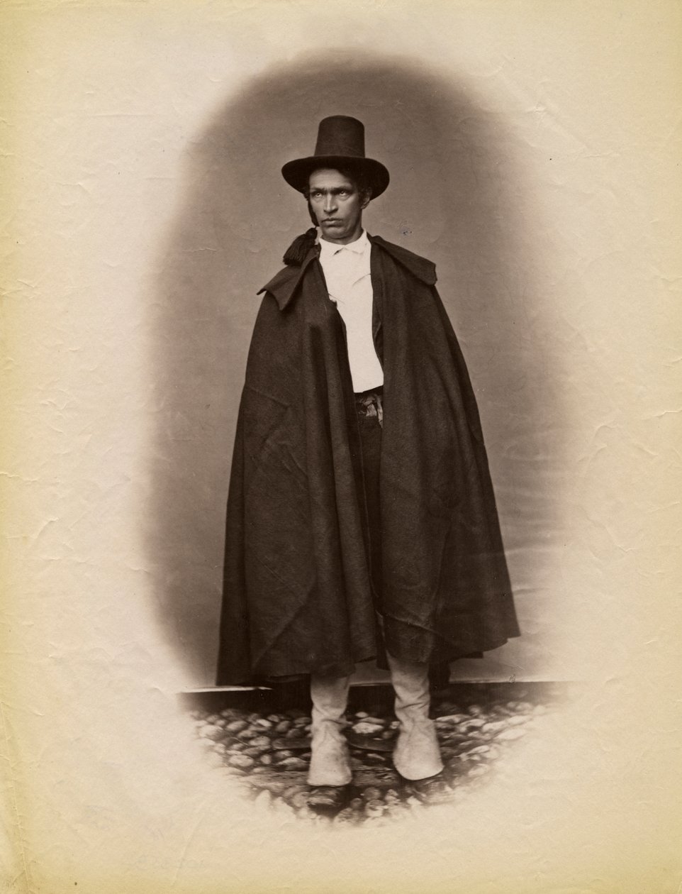 Ung mann iført kappe og hatt, Parre, Lombardia, Italia, fotografi av Premiata Fotografia Taramelli, Bergamo av Italian Photographer