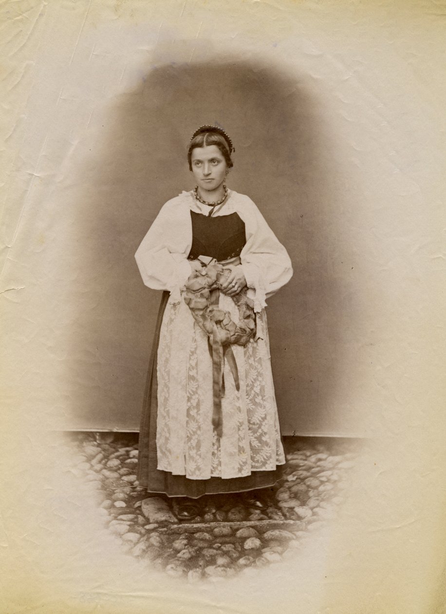 Ung kvinne iført en brudekjole og holder en ring med brød pakket inn i bånd, Parre, Lombardia, Italia, fotografi av Premiata Fotografia Taramelli, Bergamo av Italian Photographer