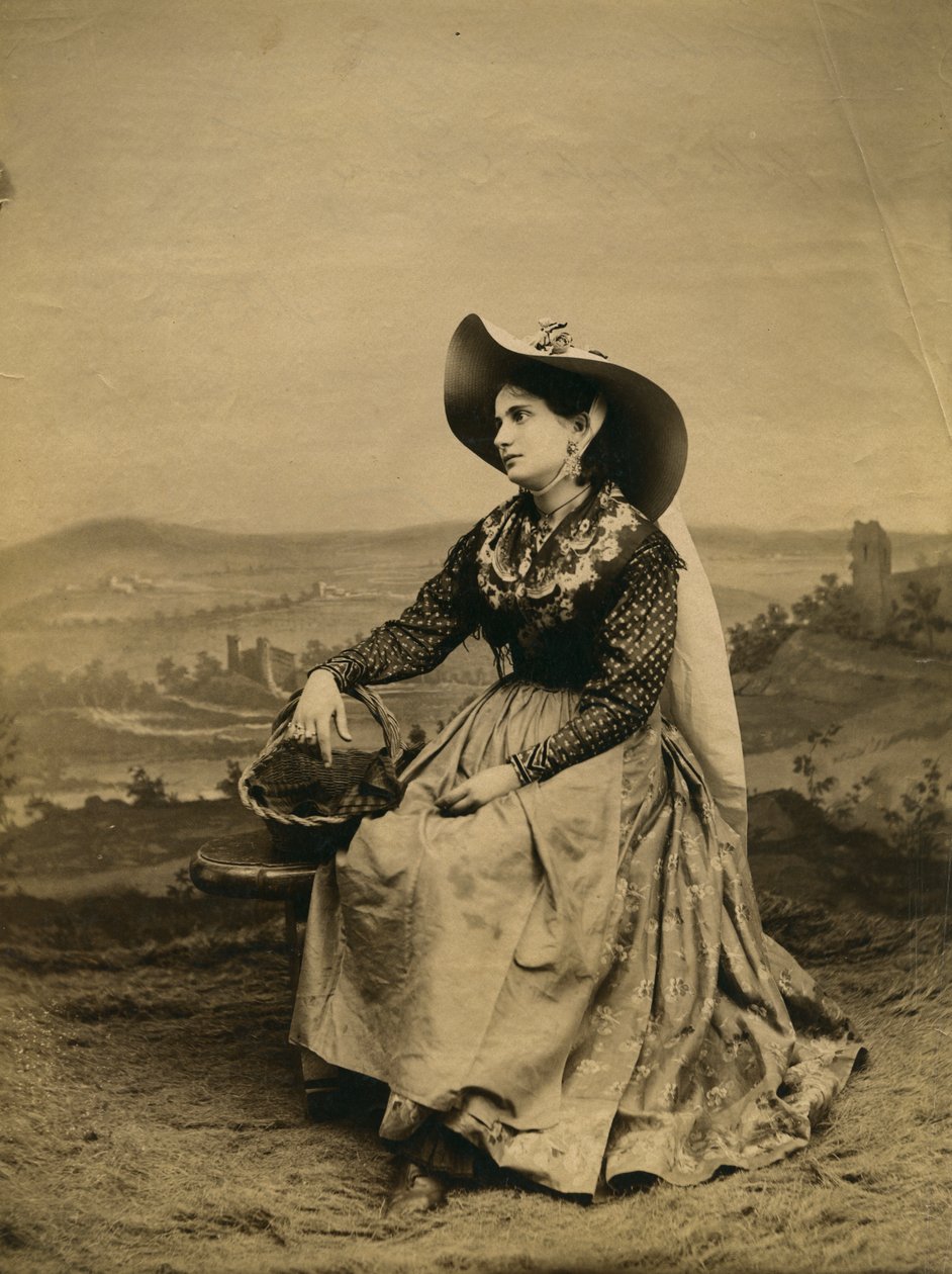 Ung kvinne iført klær og stråhatt fra Sienas landsbygd, Toscana, Italia, fotografi av Paolo Lombardi, Siena, ca 1890 av Italian Photographer