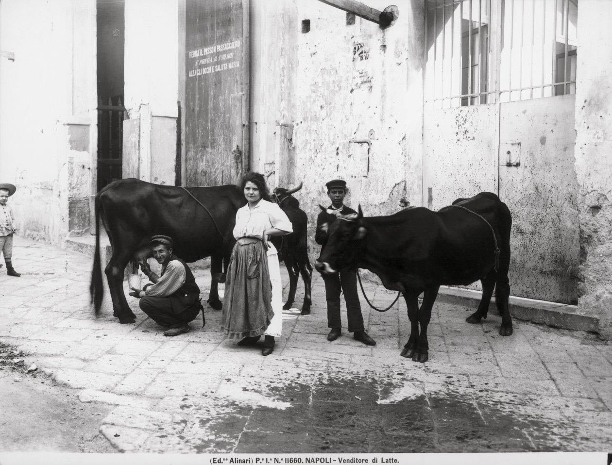 En melkeselger, fra Life in Napoli av Italian Photographer Italian Photographer