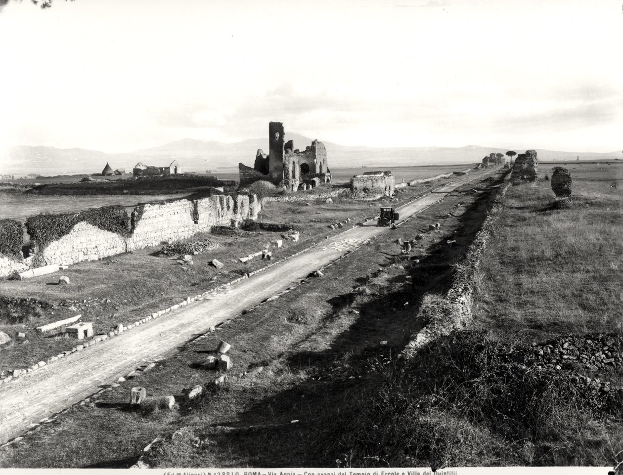 Utsikt over Via Appia med det ødelagte Hercules-tempelet og Villa dei Quintilii av Italian Photographer Italian Photographer