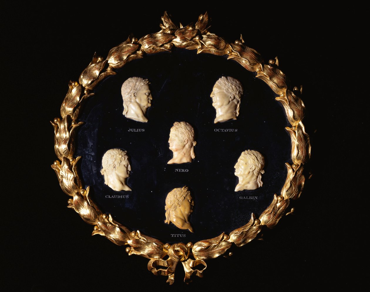 Et sett med seks relieffprofiler i italiensk Siena-marmor av romerske keisere, ristet inn med navnene Octavius, Galbin, Titus, Claudius, Julius og Nero av Italian School