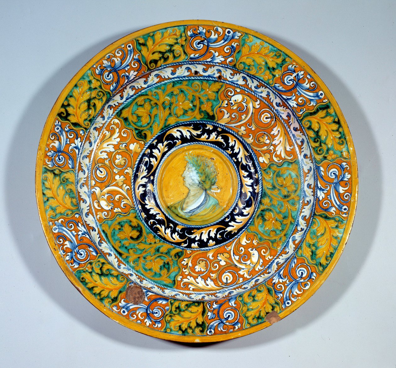 Aiguiere bassenget i majolica (maiolica) dekorert i fajanse av Faenza. Rundt 1540-1550. paris, Louvre-museet av Italian School