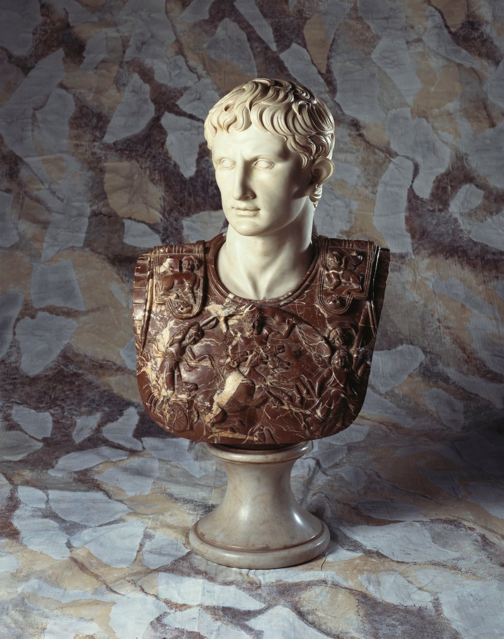En italiensk skulpturert statue og byste av brecciamarmor av Cæsar Augustus, etter antikken av Italian School