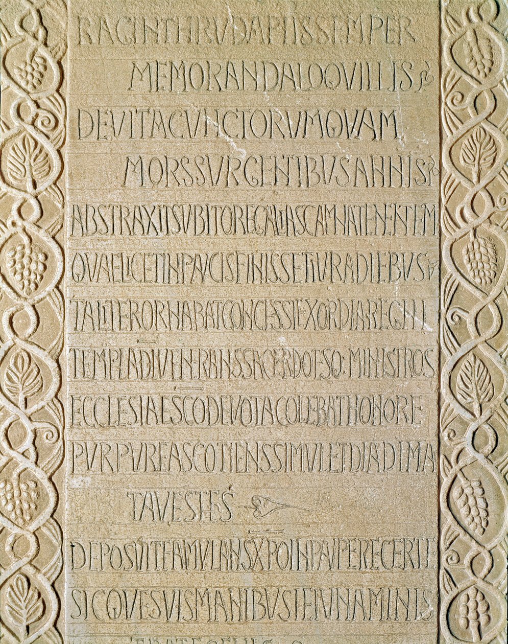 Arkeologi i middelalderen (middelalderen). Barbarian Art of Lombardia: Gravsteinen til dronning Ragnetrude (Raginthruda) dateres fra 740-750. Lombard kunst. Pavia, Civic Museum, Archaeological Section (Pavia, Musei Civici, Sezione Archeologia). av Italian School