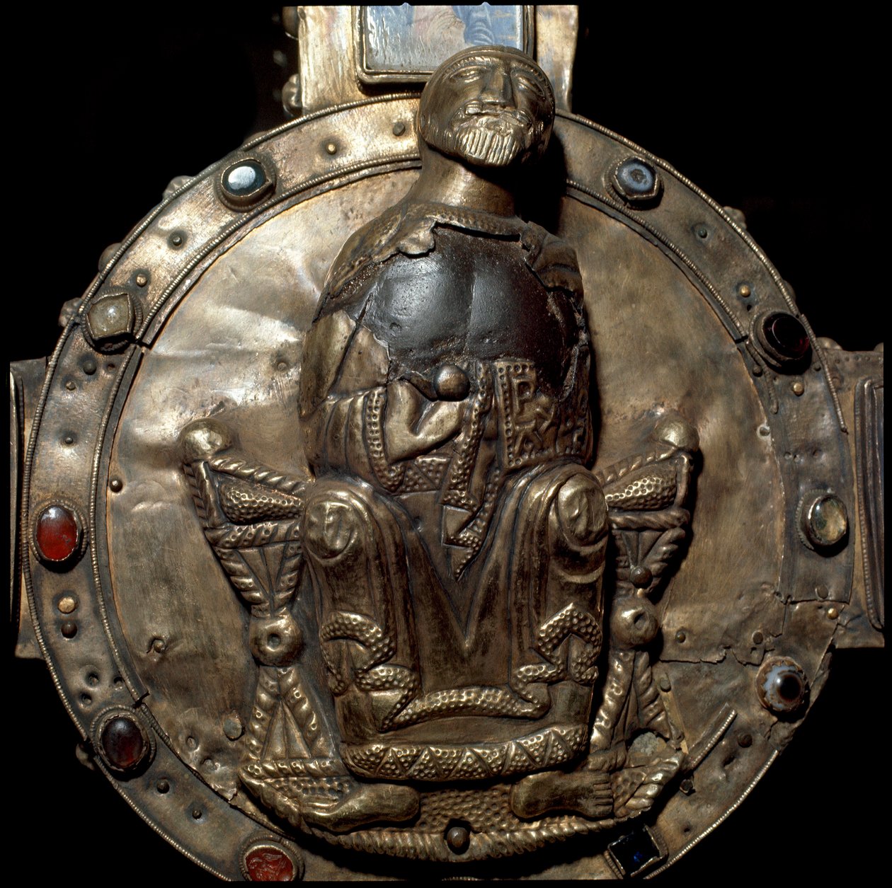 Arkeologi i middelalderen (middelalderen). Barbarisk kunst fra Lombardia: Cross of Desiderio (Cross of King Didier). Sølv og gull blader innlagt med edelstener, glass og camee. Detalj av den sentrale platen med Kristus på tronen av Italian School