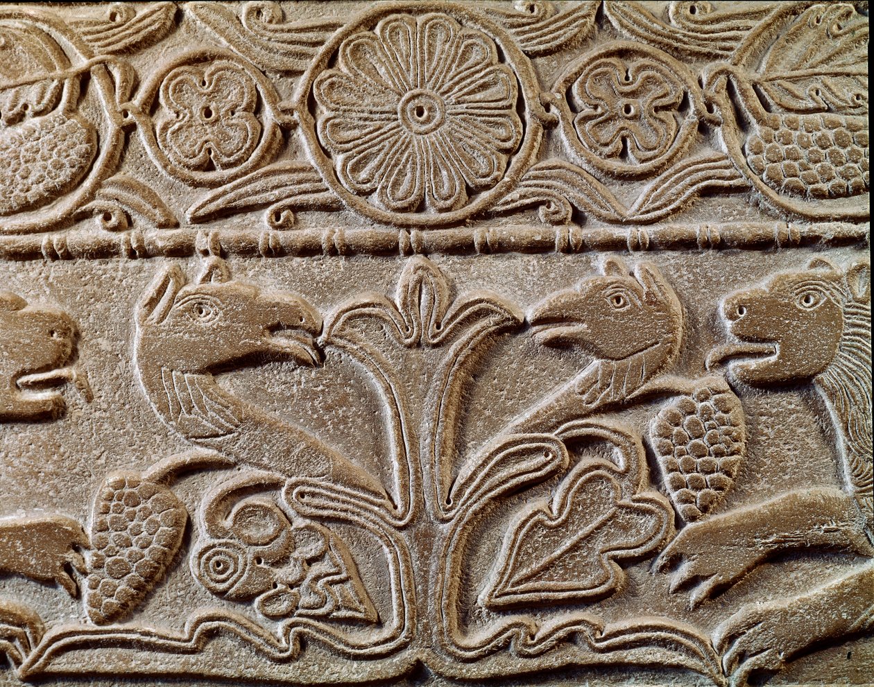 Arkeologi i middelalderen (middelalderen). Barbarisk kunst fra Lombardia: pluteus av prinsesse Theodote, elskerinne til kong Cunipert kalt den fromme Cuniperto, regne fra 688 til 700). Detalj av tallerkenen med griffiner, ca 720. Lombardkunst, marmor. Pavi av Italian School